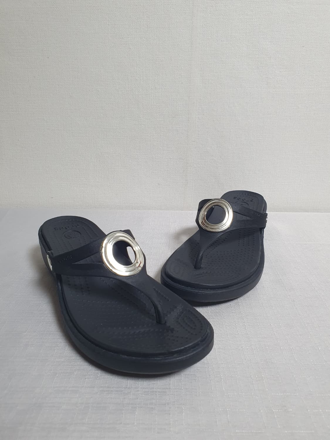 크록스 산라 베벨드 서클 웨지 플립 블랙 230mm 상품이미지2