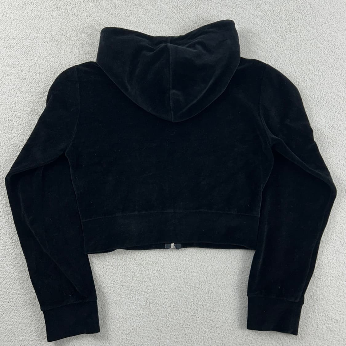 무아무아 자수로고 벨벳 크롭 후드집업 블랙 상품이미지3