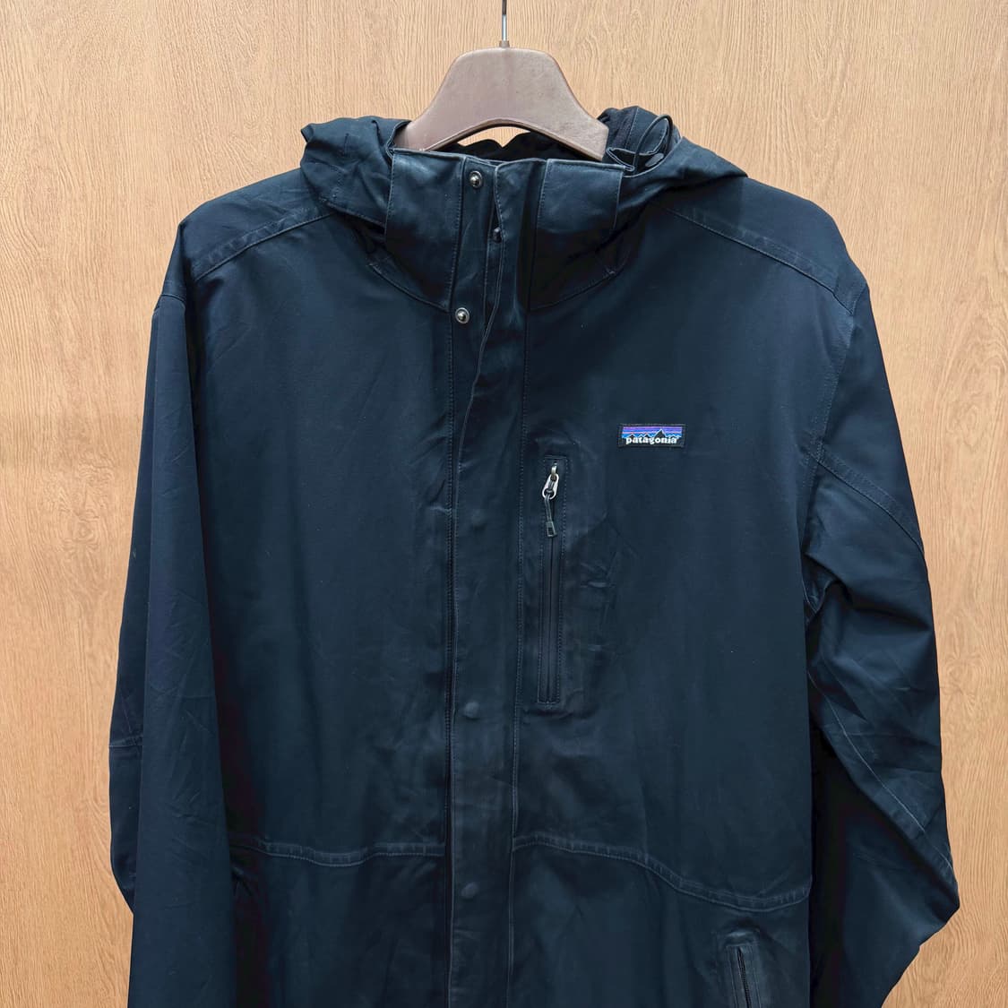파타고니아 후드 아웃도어 자켓 로고 패치 지퍼 포켓 절개 디테일 블랙 상품이미지4