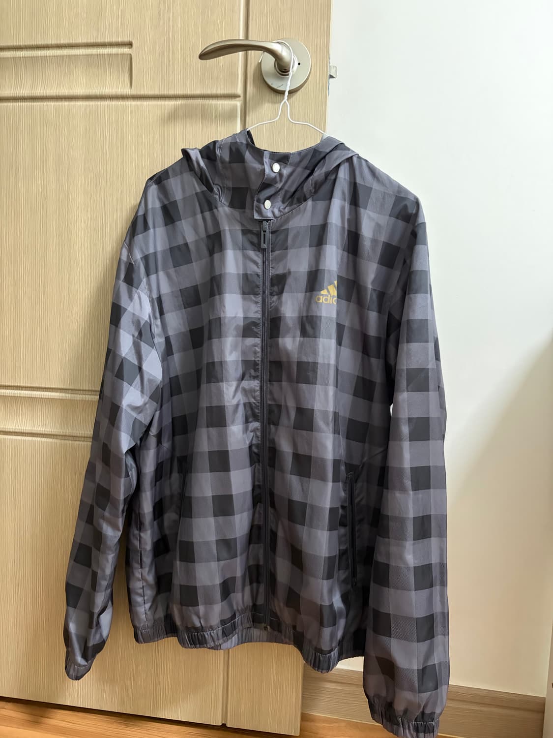 아디다스 체크 패턴 바람막이 상품이미지1