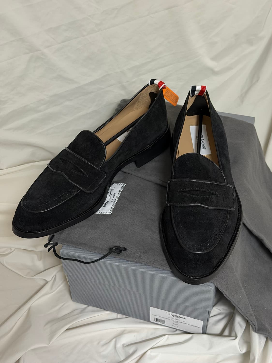 톰브라운 바시티 페니 로퍼 스웨이드 블랙 상품이미지1