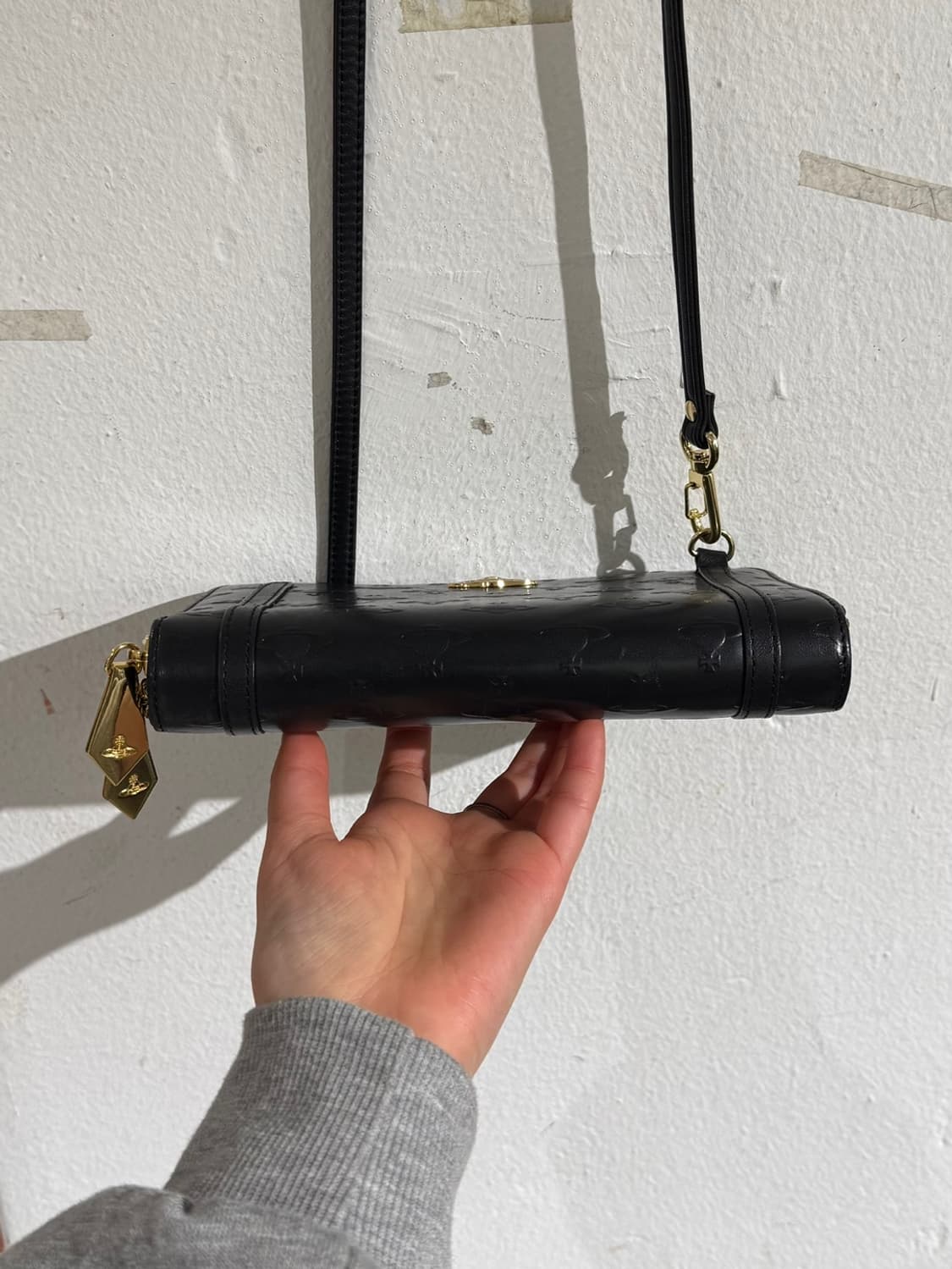 비비안웨스트우드 블랙 orb 패턴 롱 월렛 크로스 백 상품이미지6