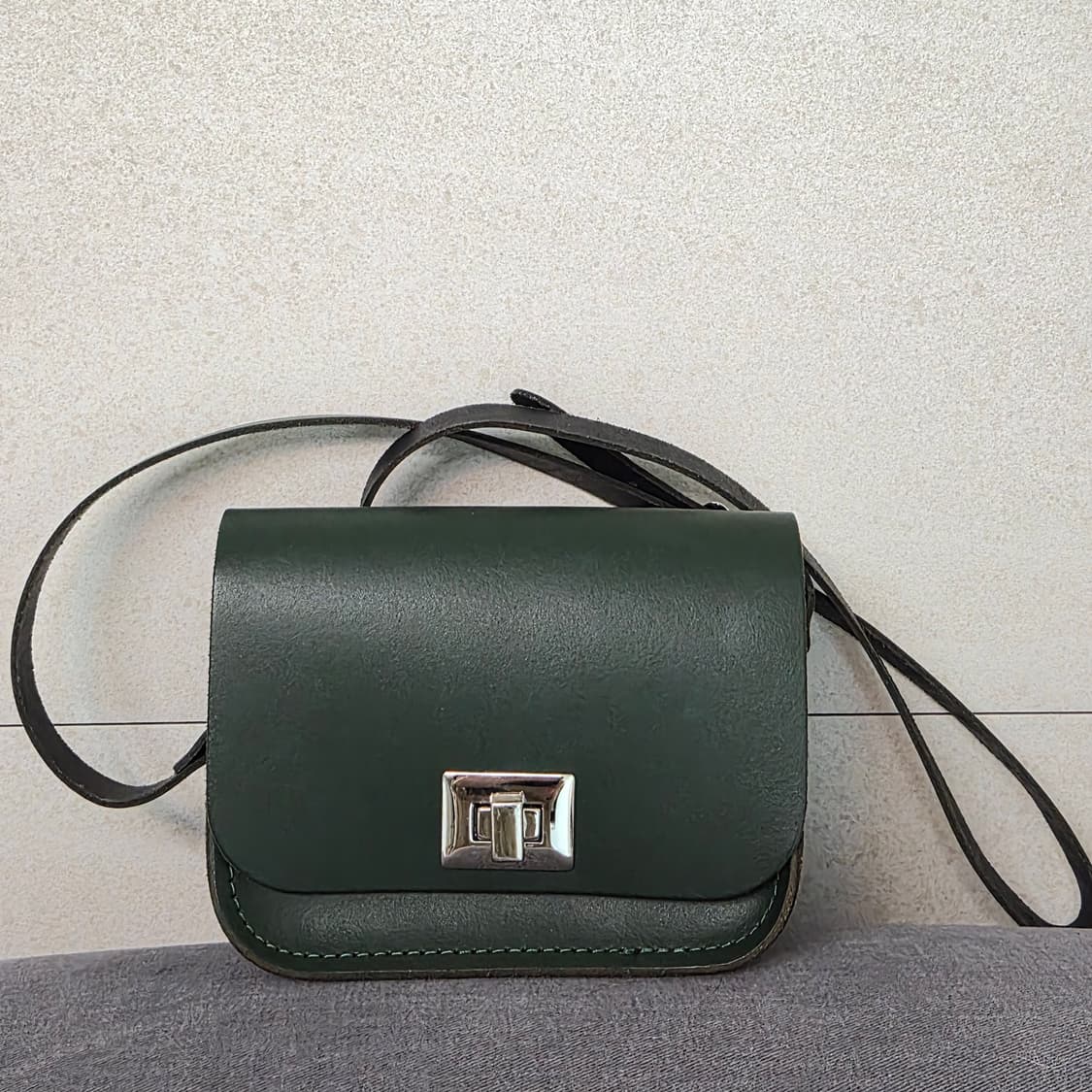 더 레더 사첼 크로스백 딥그린  상품이미지1