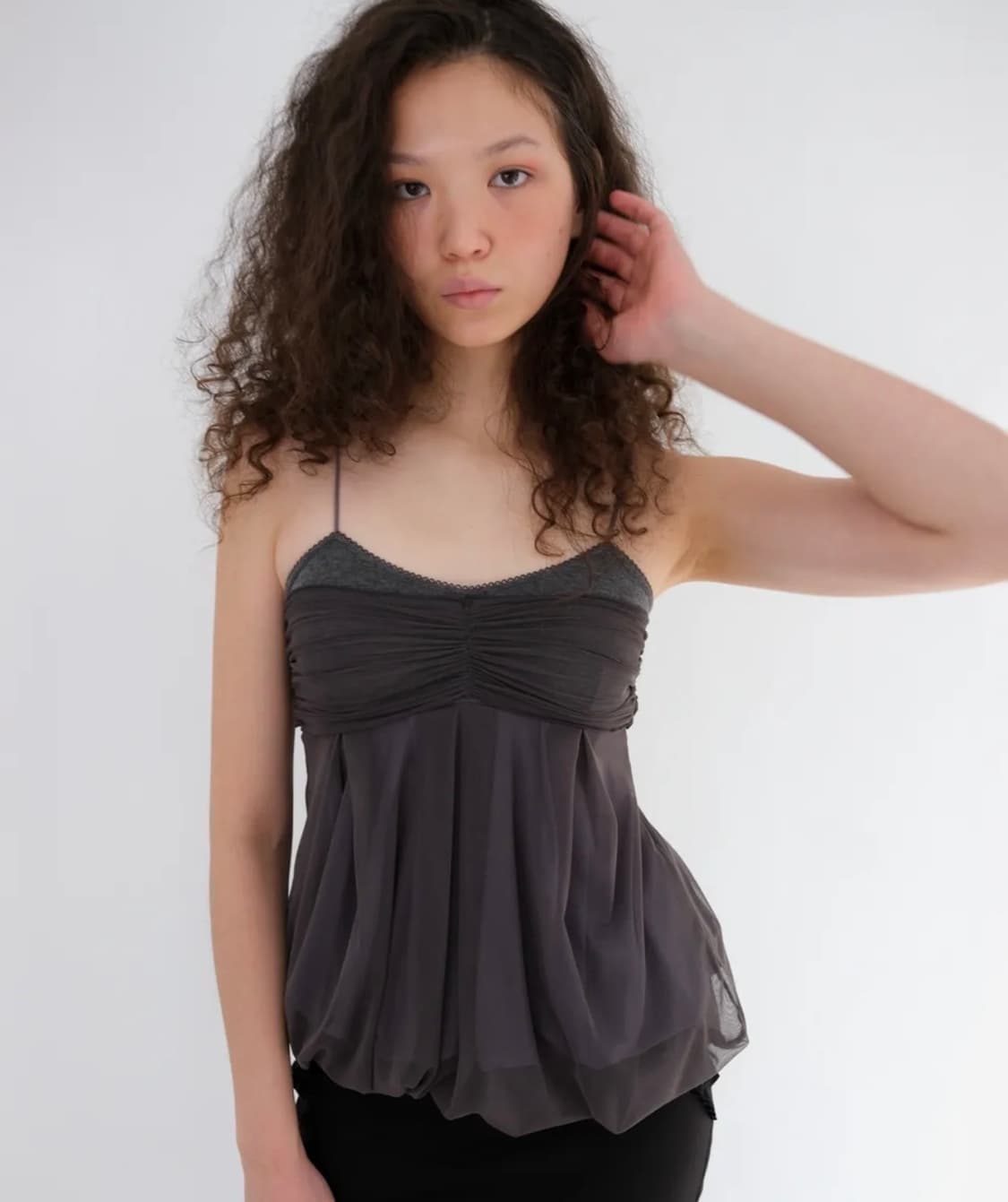 루즈슬립오버 메쉬 플러프 미니 탑 스톤그레이 상품이미지1