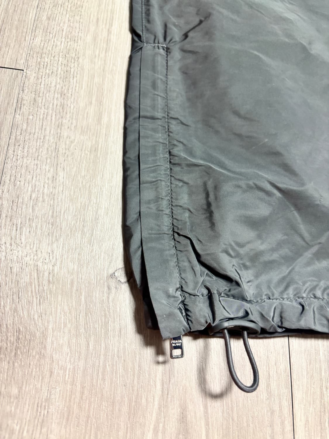프라다 개버딘 re-nylon 팬츠 그레이 M 상품이미지3