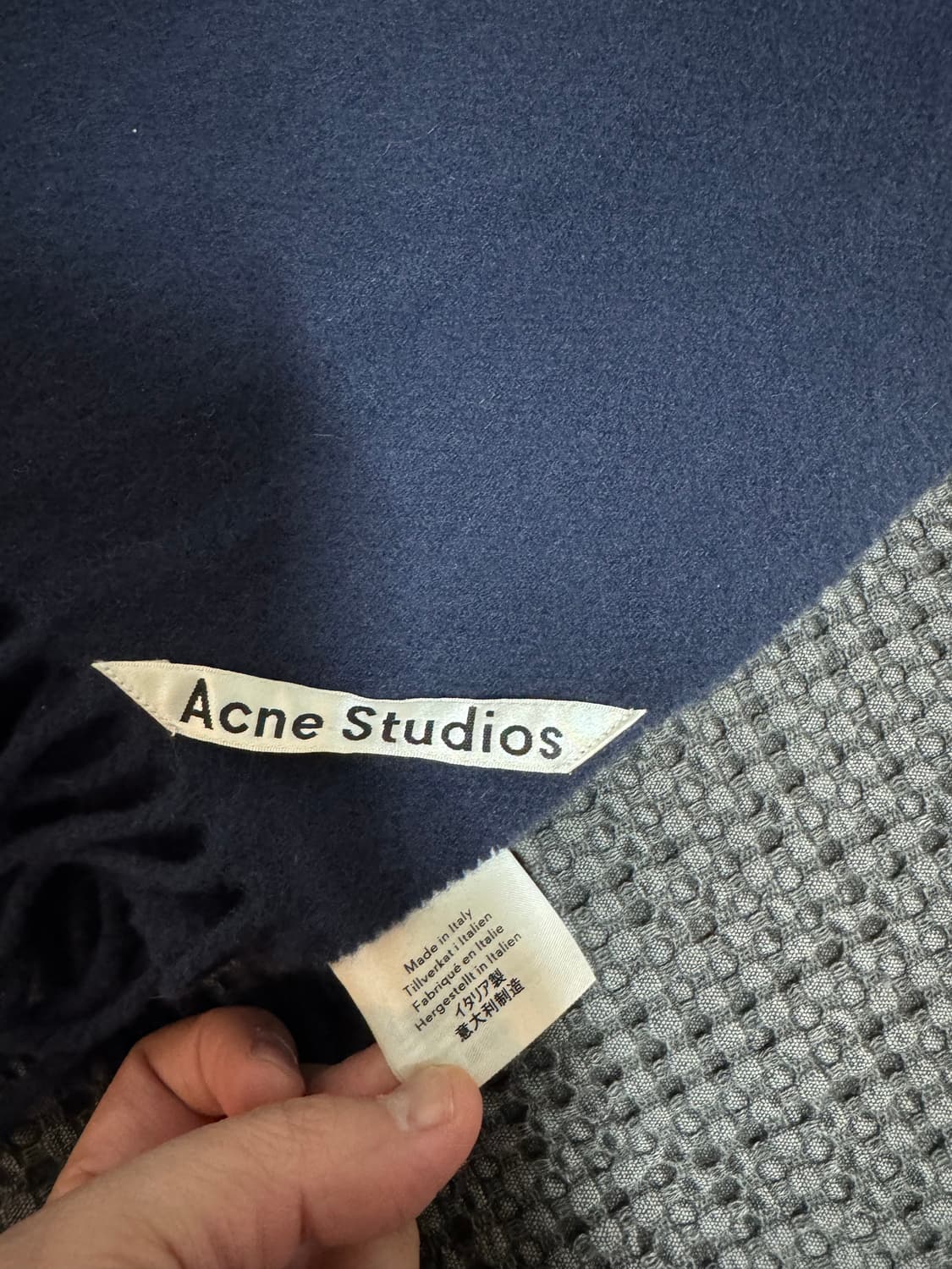 아크네 스튜디오 네이비 머플러 상품이미지3