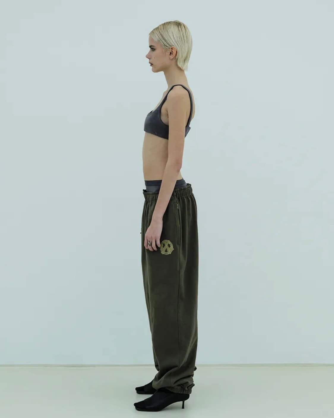 YEEL LEEY RUBBER LOGO JOGGER PANTS KHAKI 상품이미지1