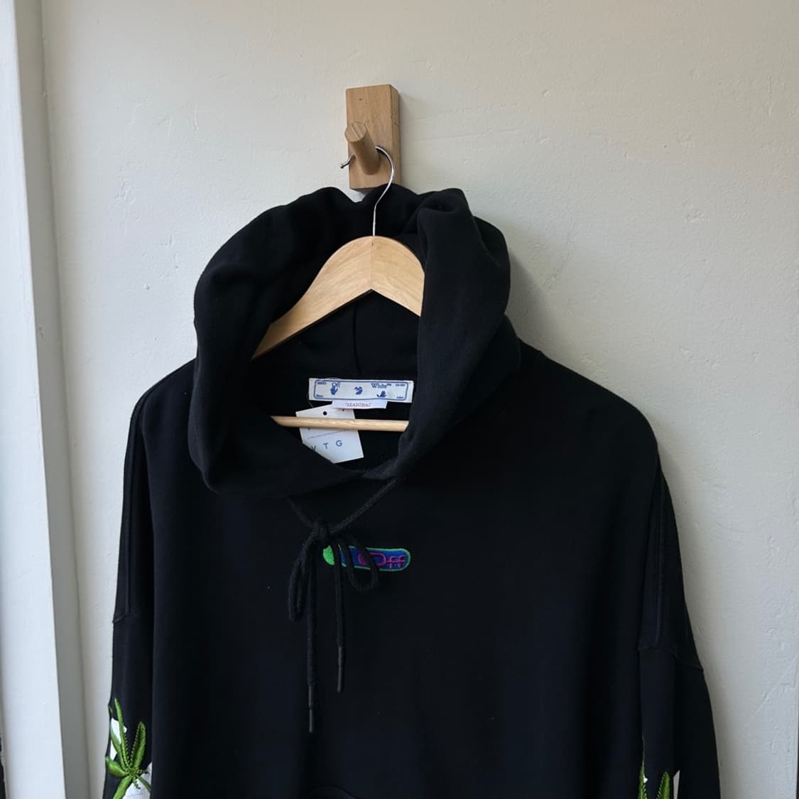 16644 - 오프화이트 위드 애로우 후드티 상품이미지1