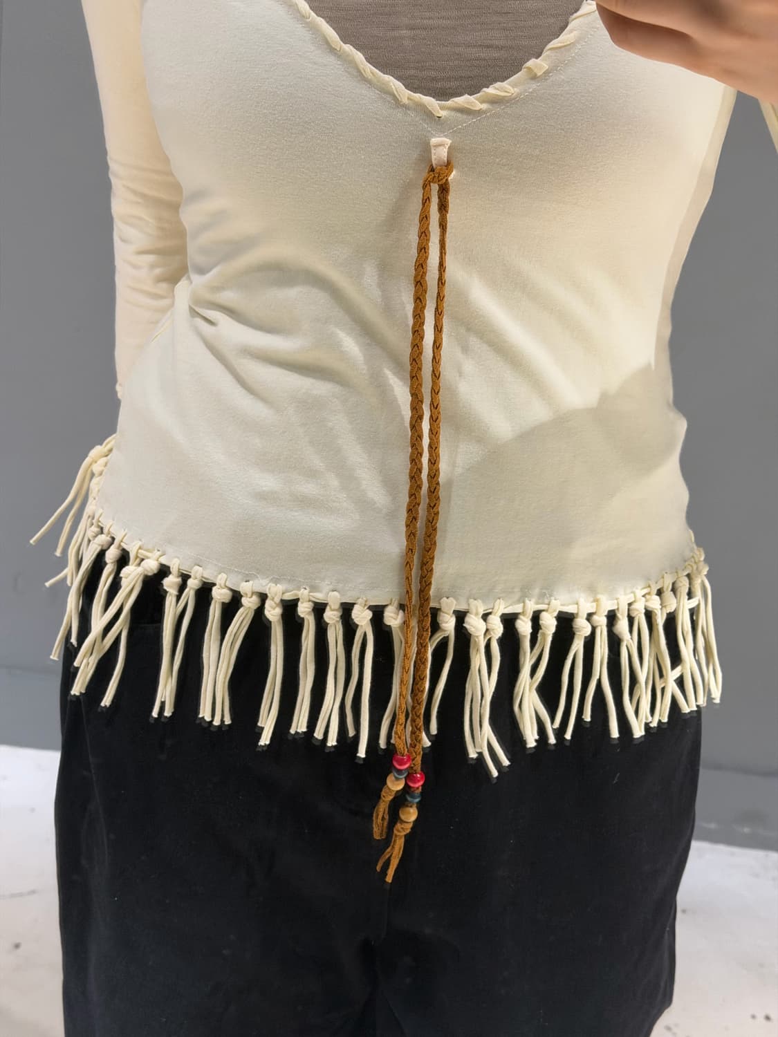 Deep v-neck twist line tassel top 상품이미지4
