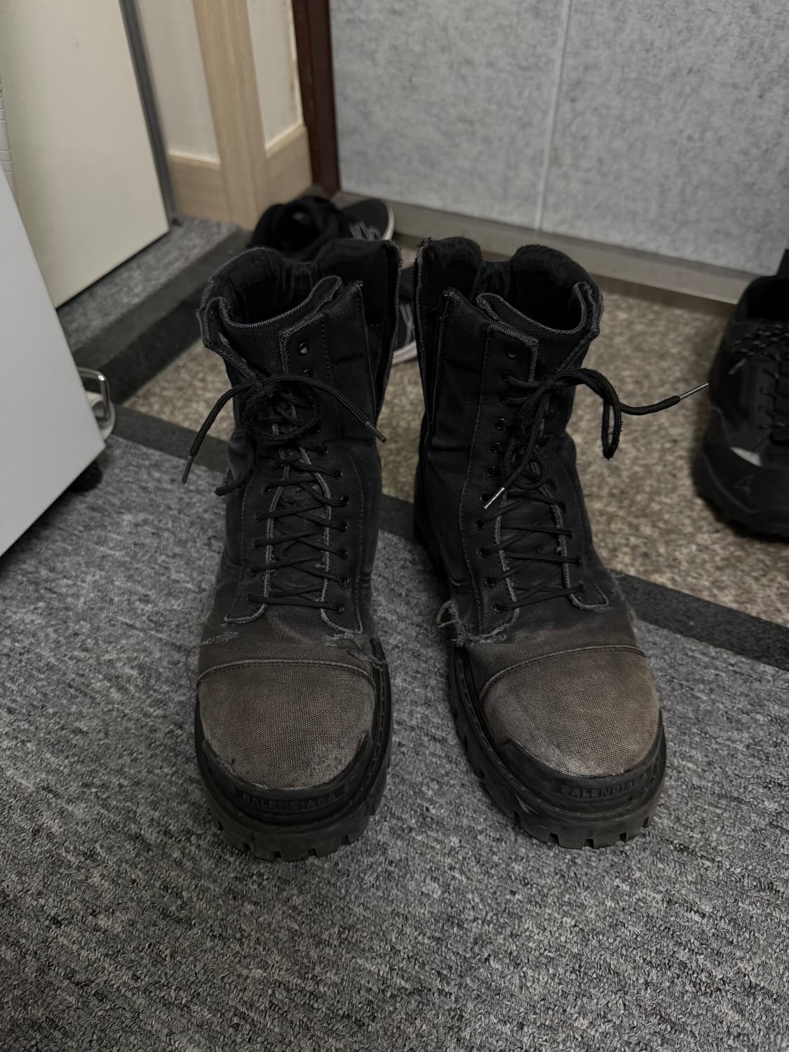 [43] 발렌시아가 컴뱃 스트라이크 부츠 블랙 상품이미지1