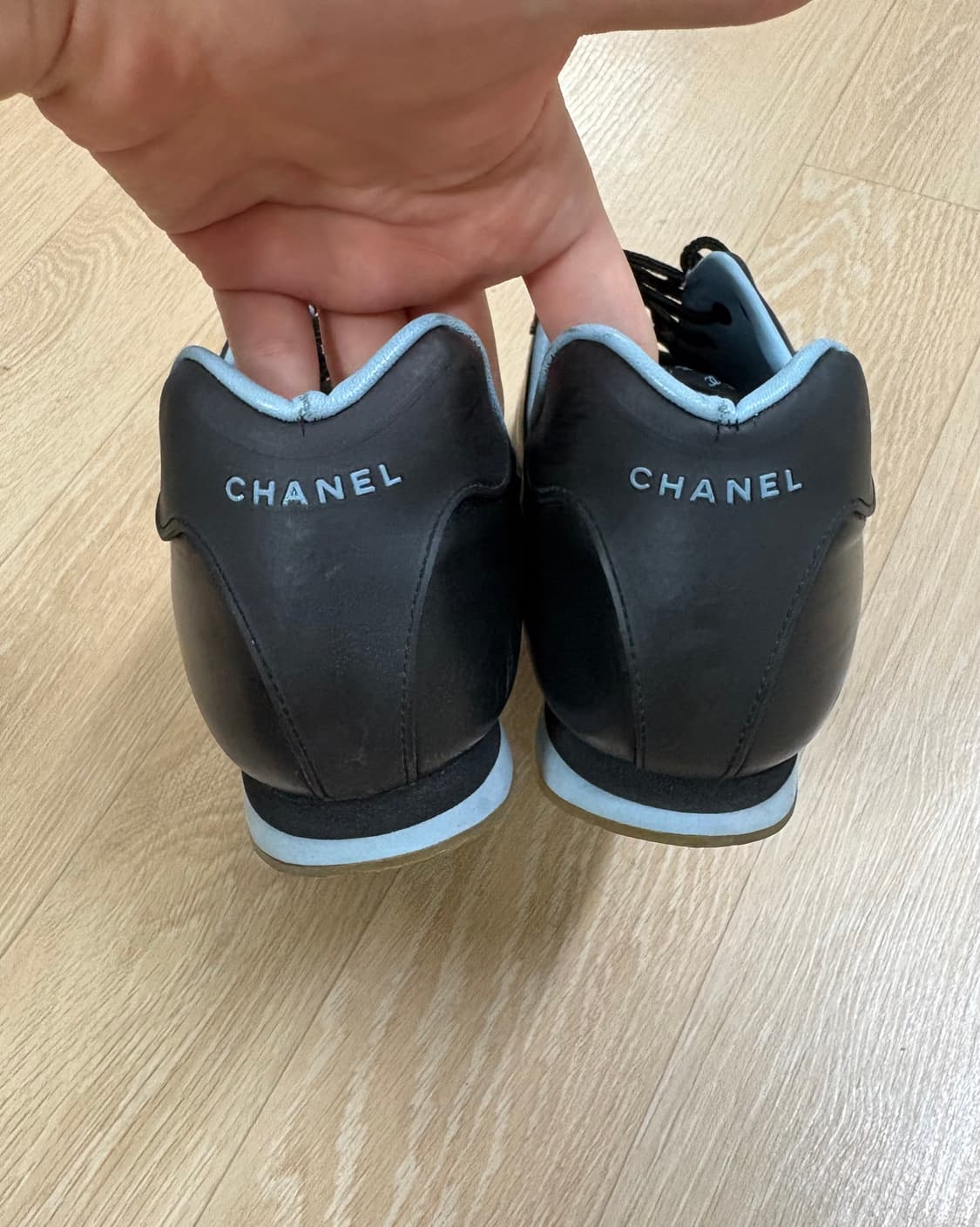 chanel 레더 블랙 스니커즈 37.5 (정품) 상품이미지4