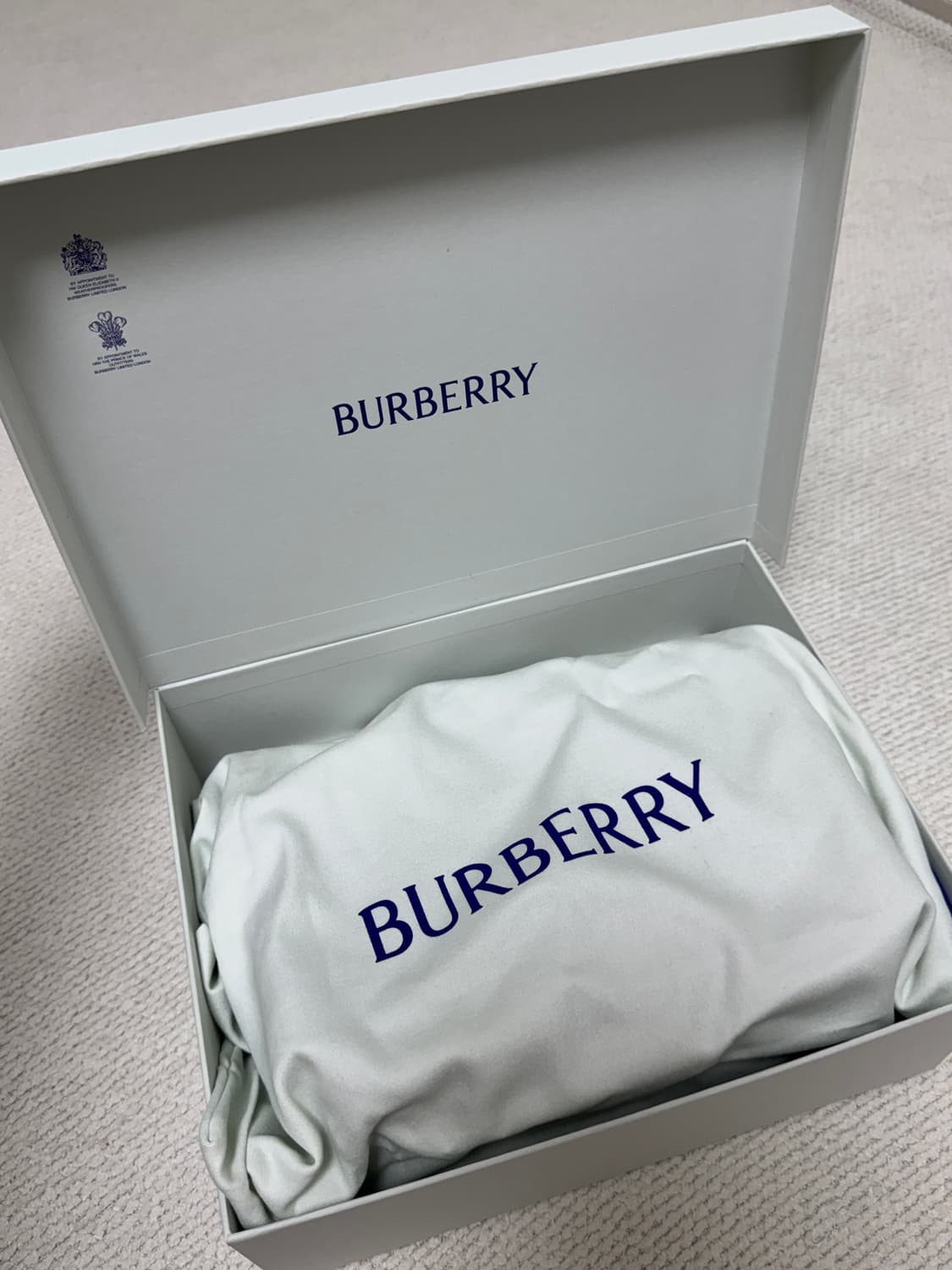 버버리 트렌치 크로스바디백 올리브(새상품) 상품이미지8