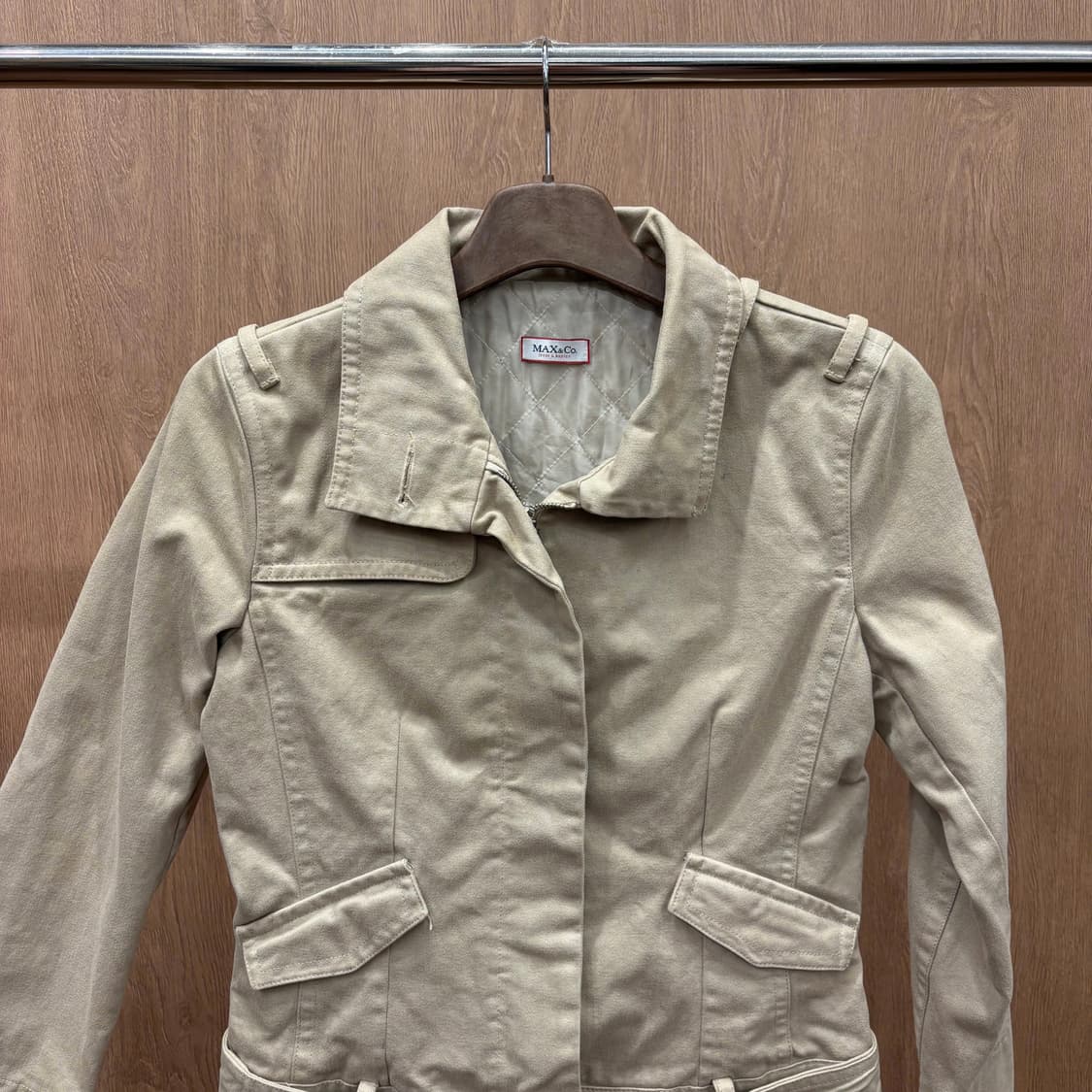막스앤코 코튼 트러커 자켓 플랩 포켓 버튼 벨트 안감 퀄팅 디테일 베이지 상품이미지4