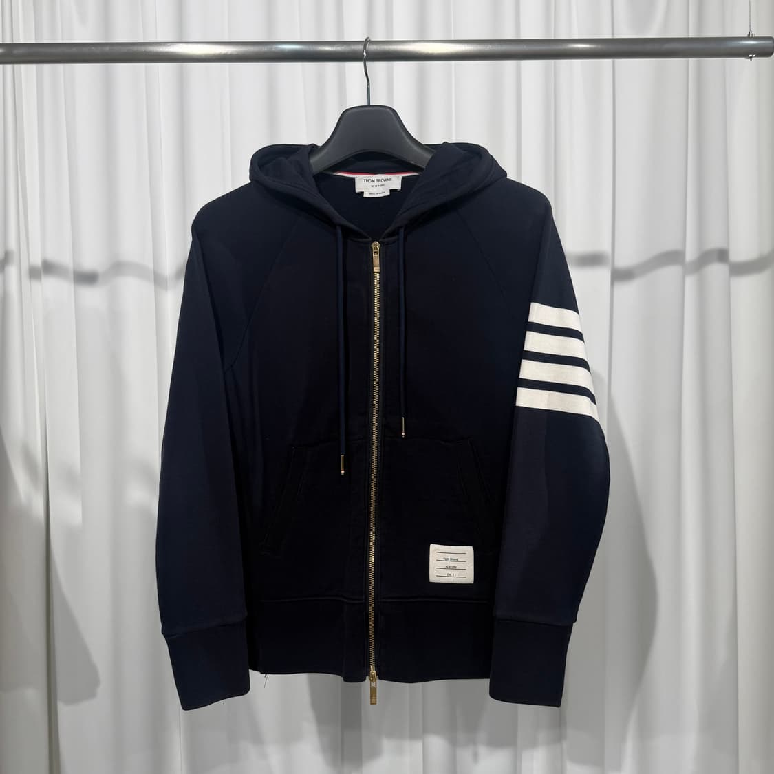 톰브라운 사선완장 금장 후드집업 25년식 3사이즈 상품이미지1