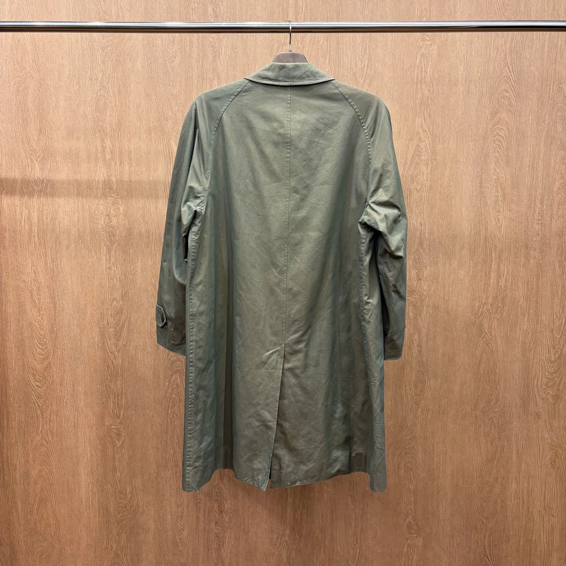 버버리 클래식 싱글 코트 안감 체크 라이닝 사이드 플랩 포켓 디테일 카키 상품이미지3