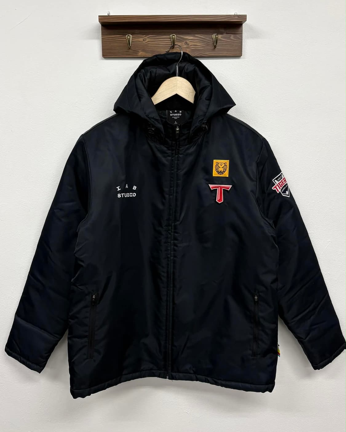 [100] 아이앱 스튜디오 X 기아타이거즈 23어센틱 동계 점퍼 상품이미지1