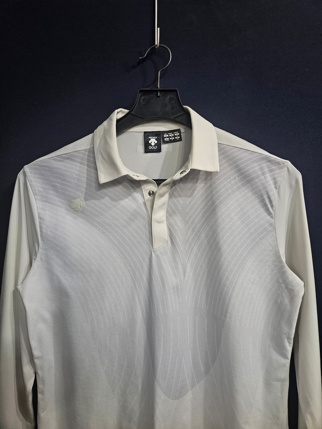 데상트 문양 화이트 남성 슬림핏 100 골프 카라긴팔티  상품이미지7