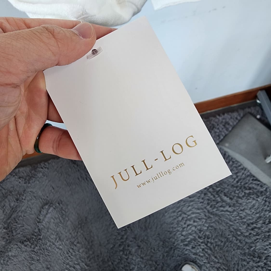 JULL LOG 흰색 브이넥 맨투맨 상품이미지3