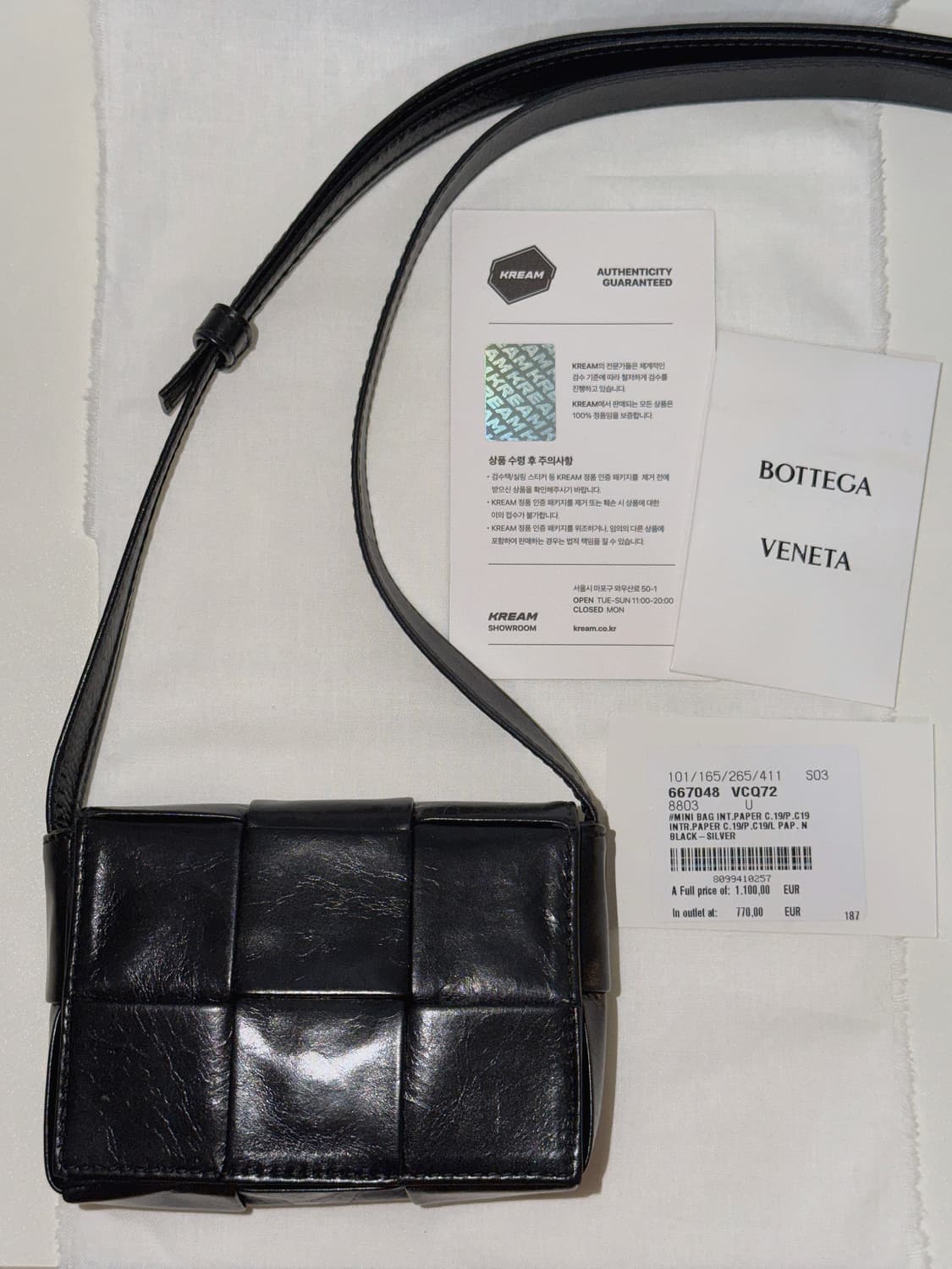 보테가 베네타 미니 레더 카세트백 블랙 상품이미지1