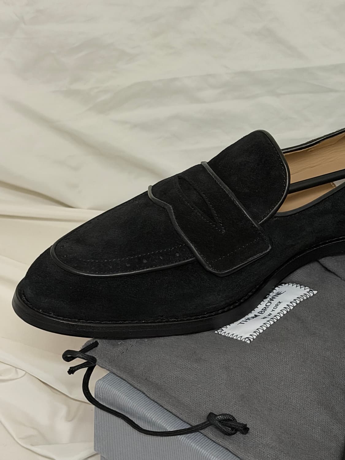 톰브라운 바시티 페니 로퍼 스웨이드 블랙 상품이미지3