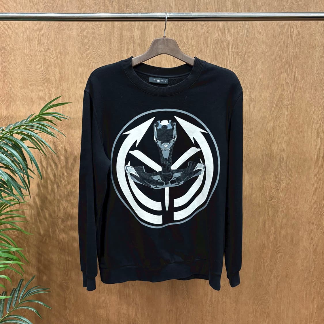 지방시 코튼 긴팔 맨투맨 그래픽 프린팅 디테일 레귤러핏 블랙 상품이미지1