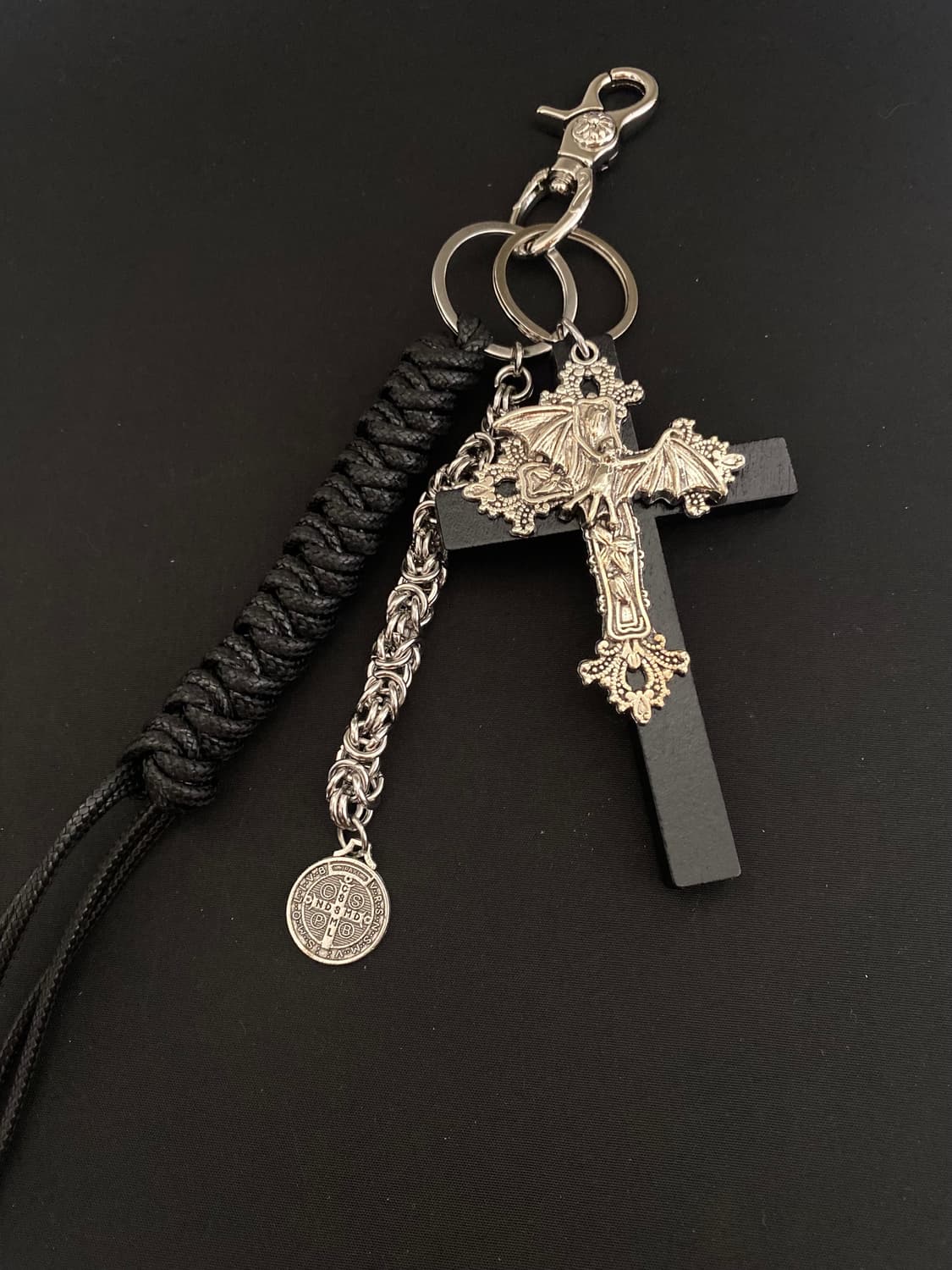 고딕 블랙 크로스 롱 태슬 키링 상품이미지1