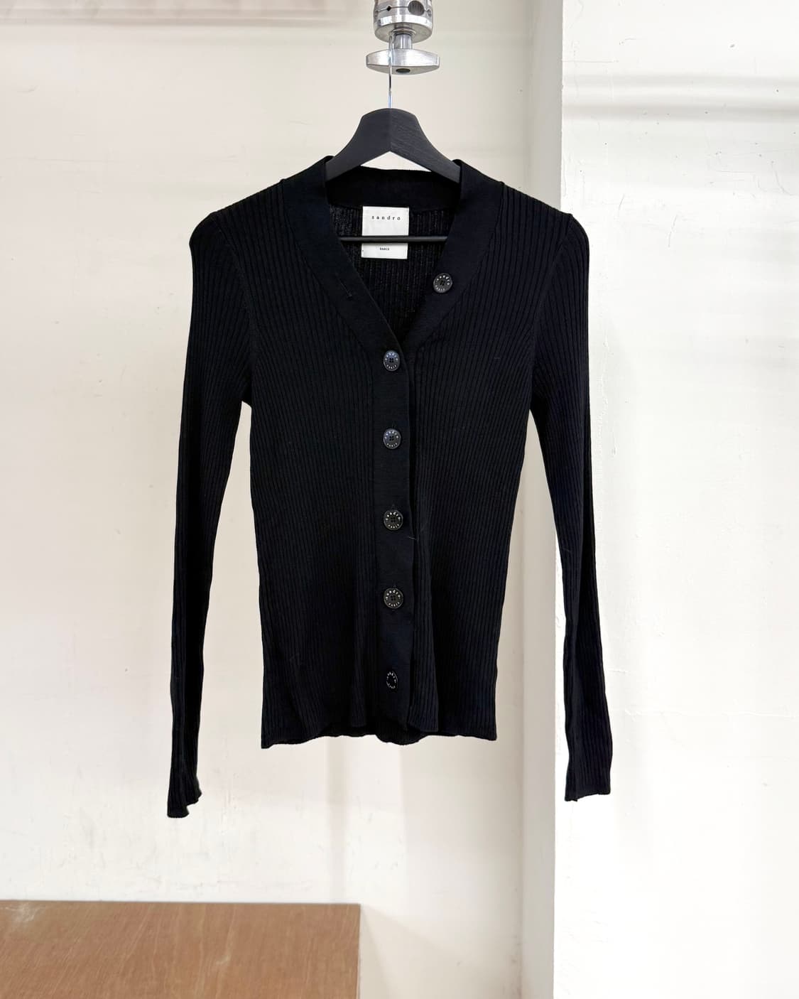 산드로 블랙 빅버튼 브이넥 리브드 가디건  상품이미지1