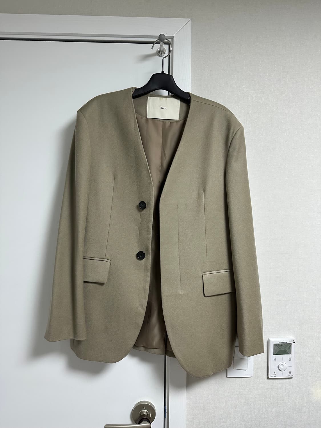 던스트 20FW 유니섹스 노카라 울 블레이저 그레이지 상품이미지1