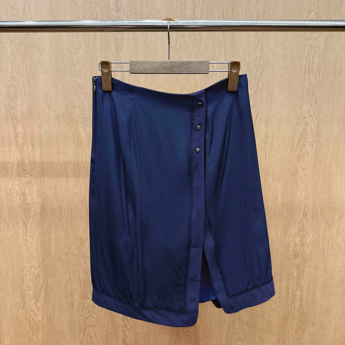 랑방 컬렉션 미디스커트 버튼 디테일 언발란스 슬릿 실키 네이비 상품이미지3