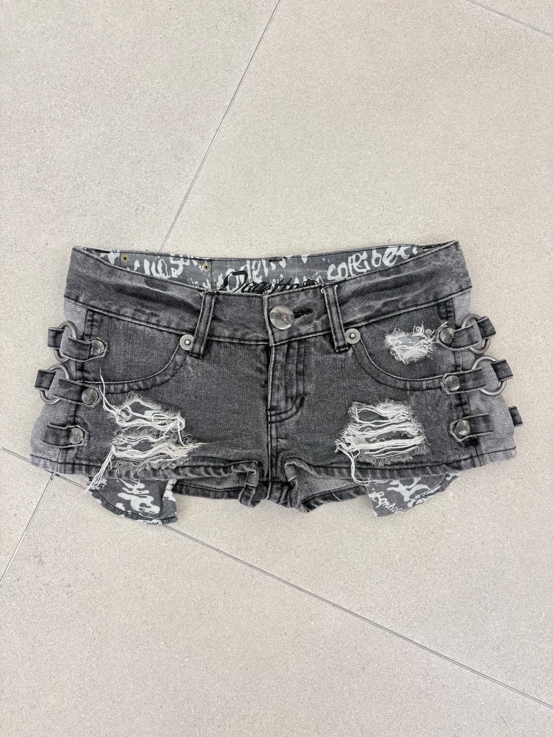 그레이 데님 사이드 링 데미지 숏츠 상품이미지1