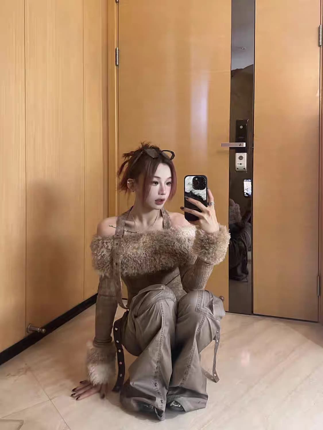 새상품) y2k 홀터넥 퍼 트리밍 오프숄더 티셔츠 상품이미지4