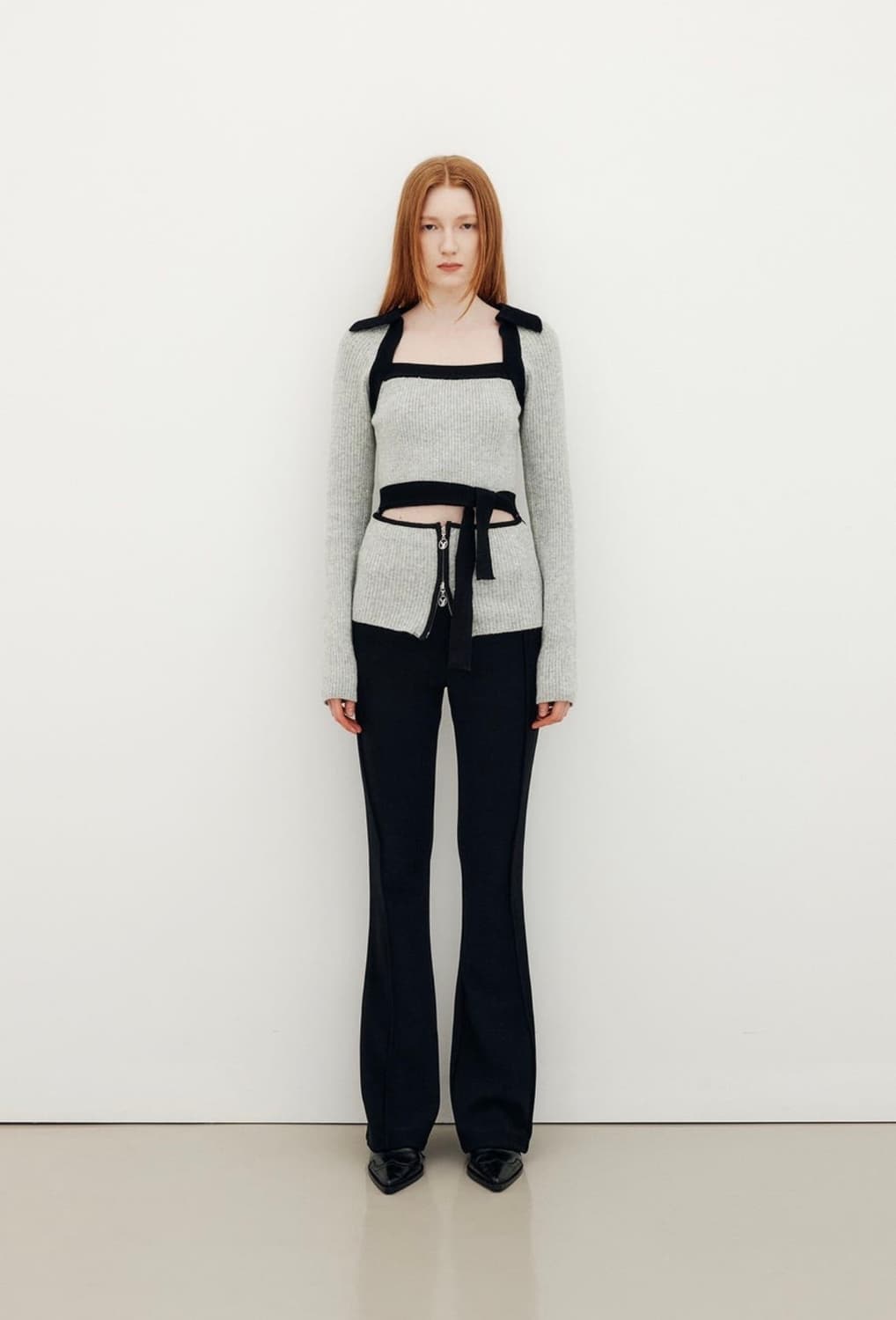 유즈 글리터컷아웃스트랩 니트탑 상품이미지1