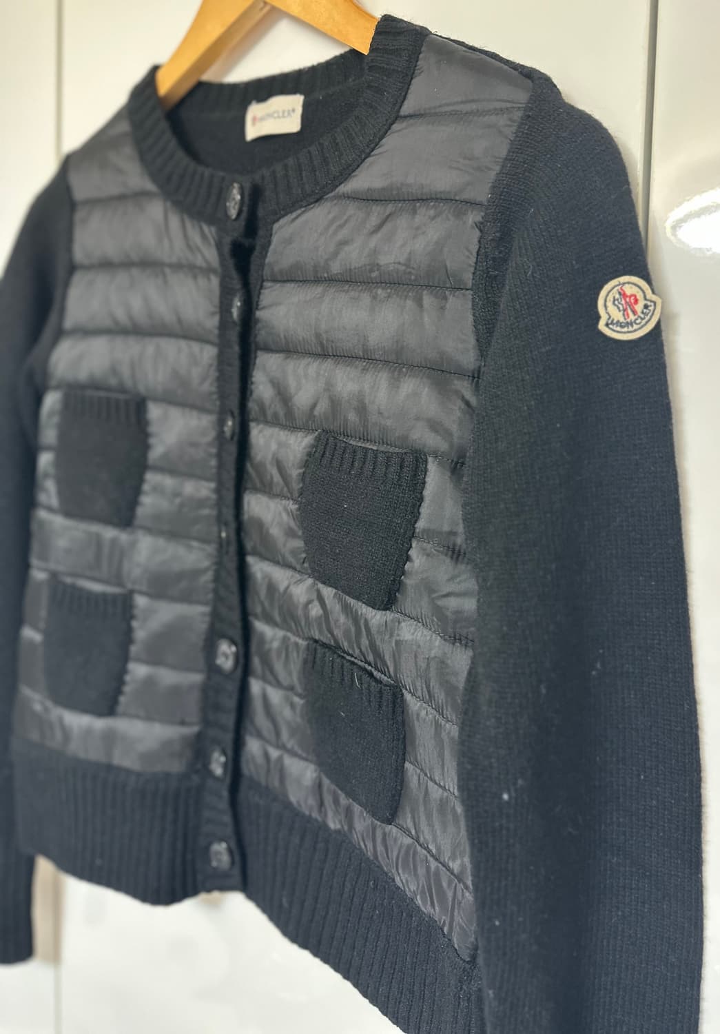 몽클레어 암로고 블랙 패딩 니트 경량패딩 정품 상품이미지2