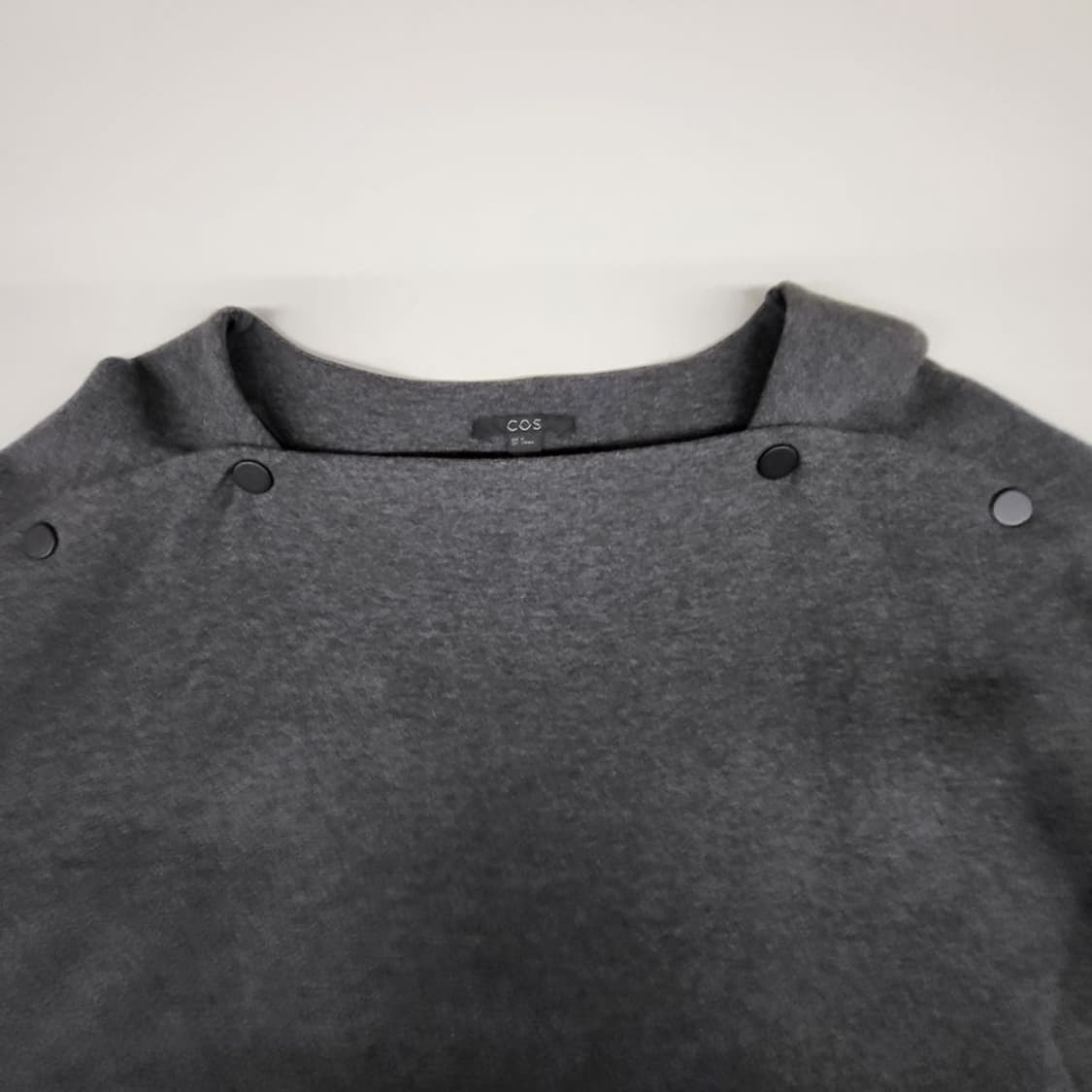 COS 버튼 디테일 니트 상품이미지3