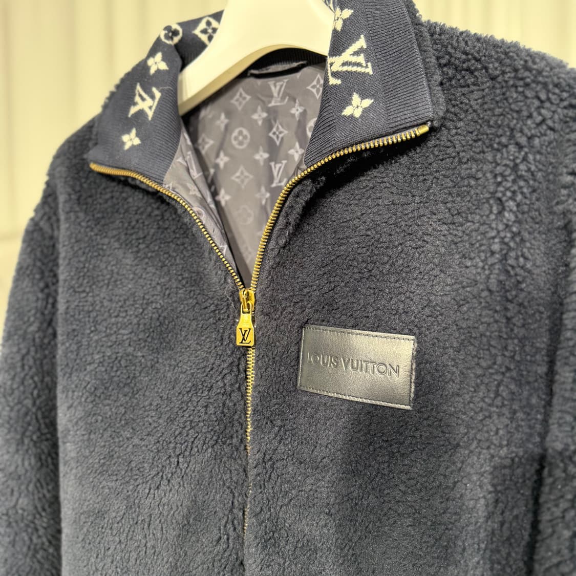 (100) 루이비통 모노그램 레더 패치 플리스 블루종 재킷 상품이미지9
