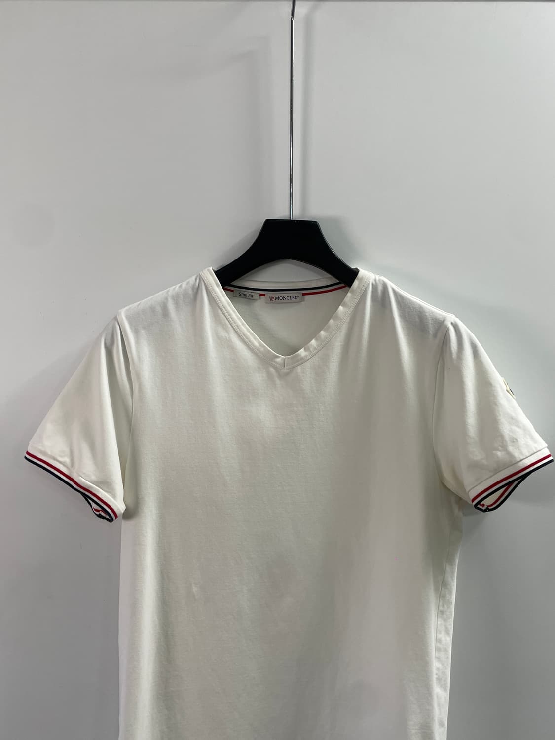 몽클레어 삼선 와펜 브이넥 반팔티 (on.925) 상품이미지2