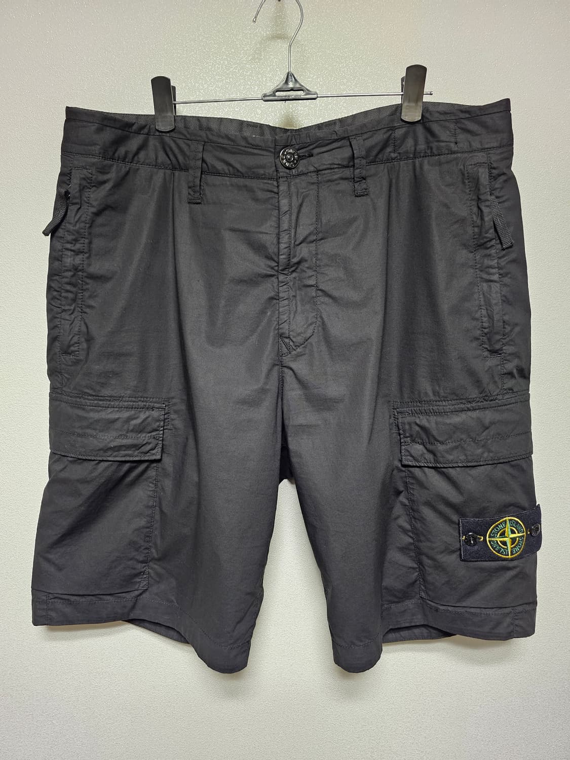 스톤아일랜드 스트레치 코튼 캔버스 버뮤다 카고 반바지 24SS 상품이미지1