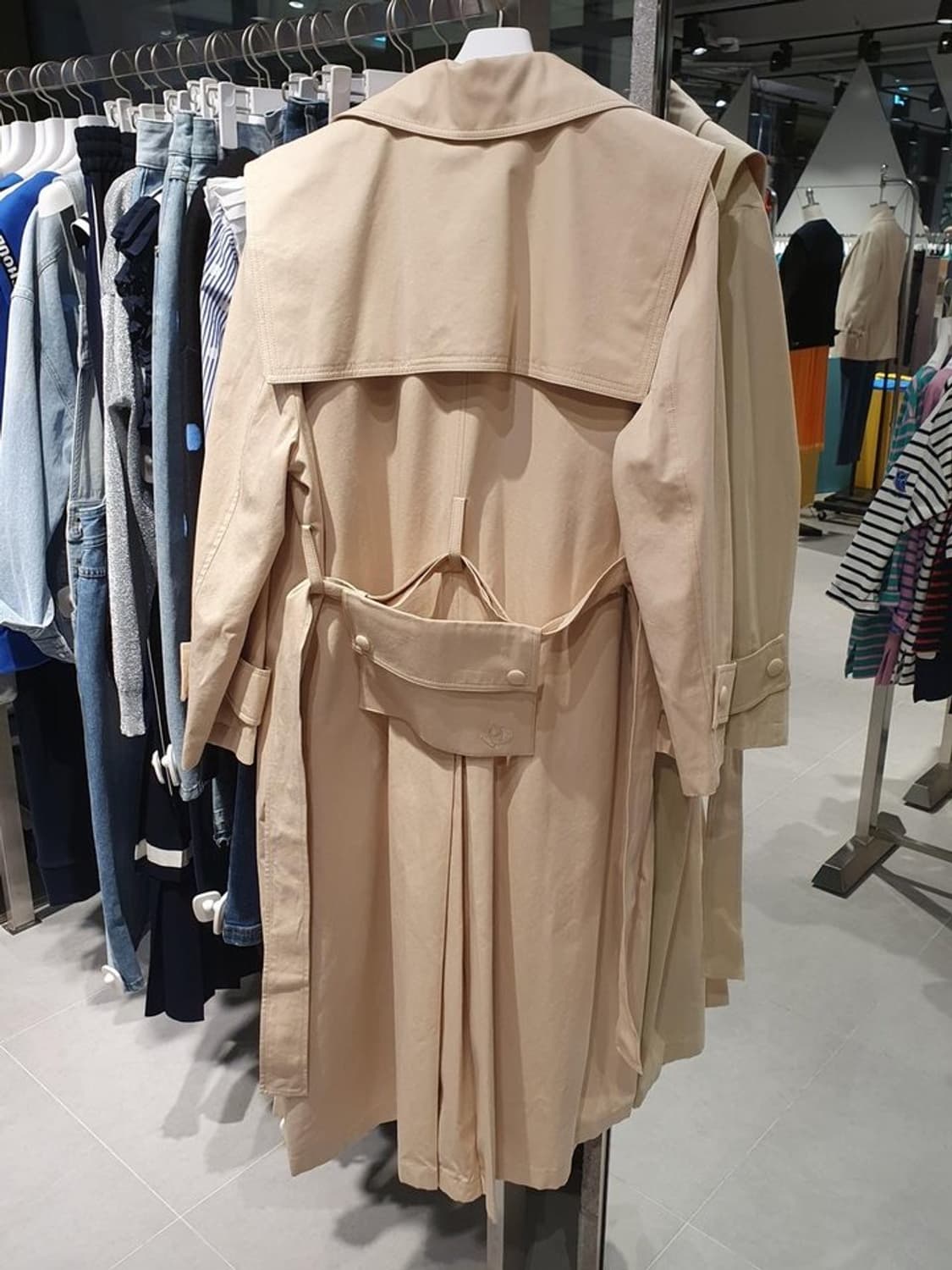 탈부착 가능한 테일러카라 케이프 베이지 트렌치 롱코트 상품이미지2