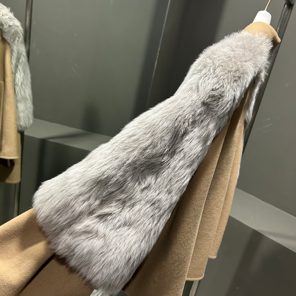 로에베 시어링 퍼 크롭 코트 상품이미지3