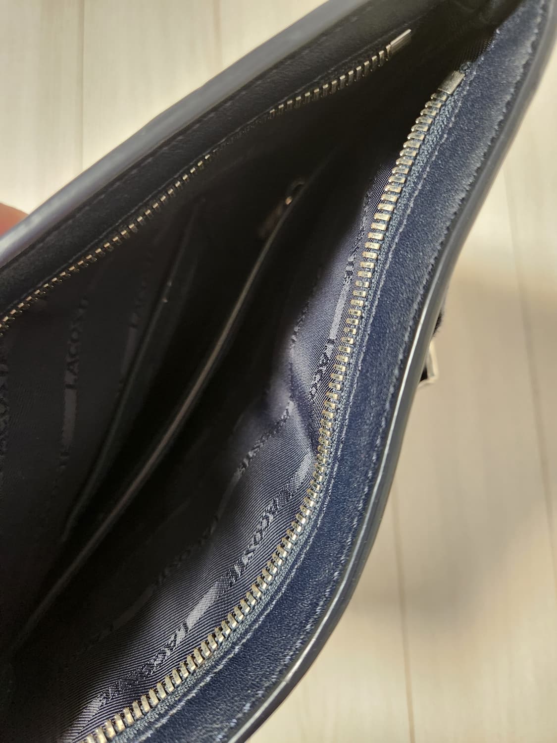 라코스테 네이비 크로스백

생활 스크레치 및 사용감 있어요
오염 하자 없 상품이미지8