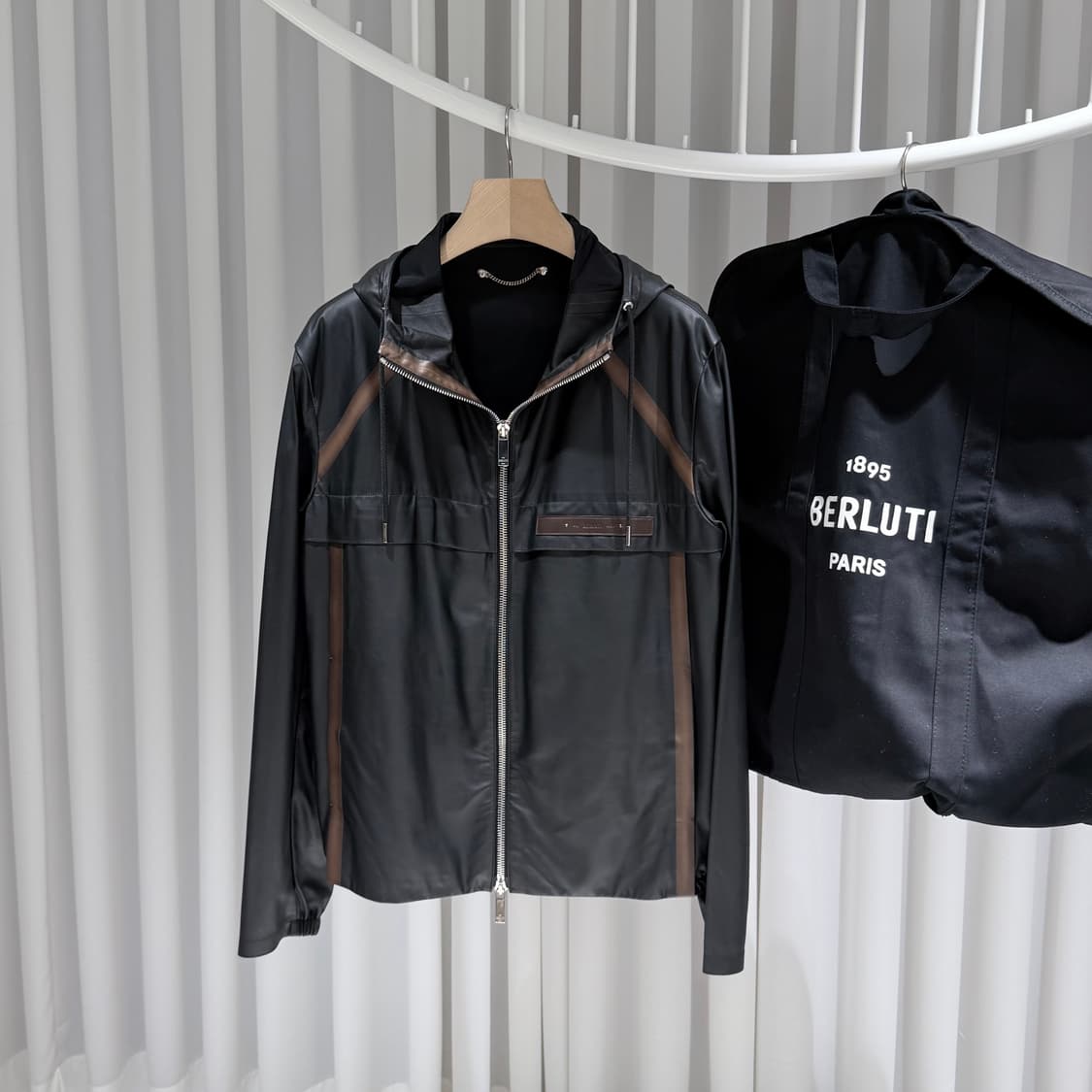 (A/46) / 벨루티 로고 패치 레더 후드 자켓 상품이미지2
