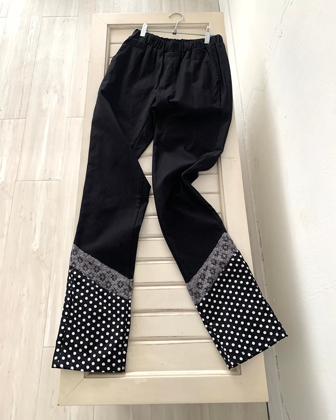 Black dot lace hem detail pants 상품이미지1