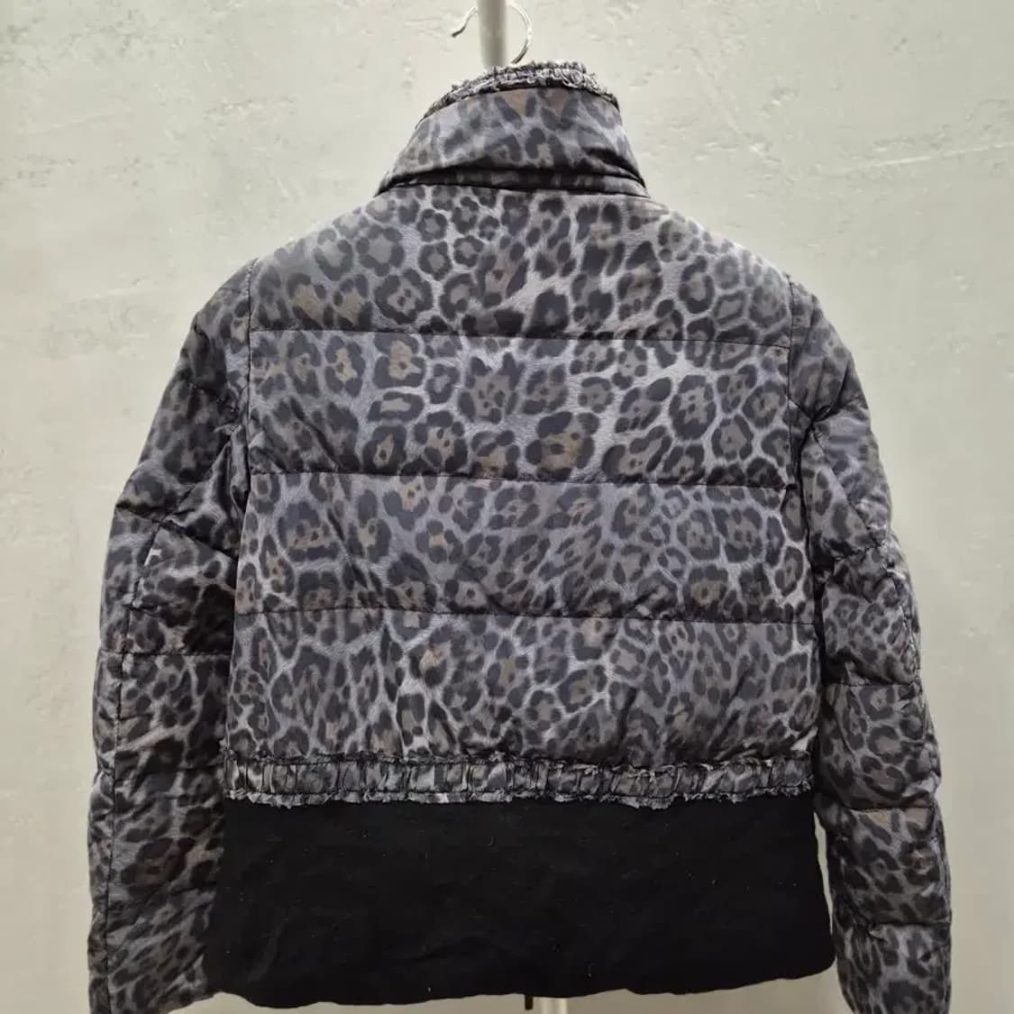 Moncler 몽클레어 아르장티 레오파드 다운 자켓 2 상품이미지3