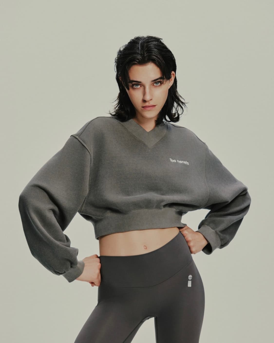 이바네네츠 브이넥 피그먼트 크롭 맨투맨 (차콜) 상품이미지2