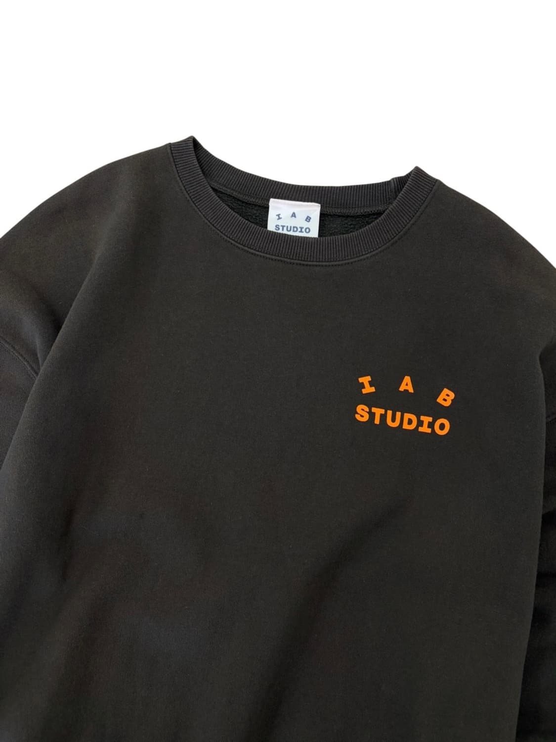 아이앱스튜디오 X 두산 스웻셔츠 맨투맨 딥브라운 (L) 상품이미지2