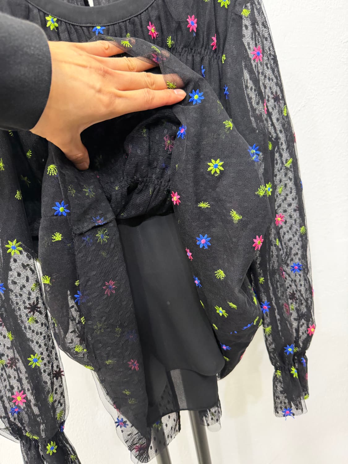 정품) O2ND 오즈세컨 한섬 20ss 꽃 자수 시스루 블라우스 76 상품이미지4