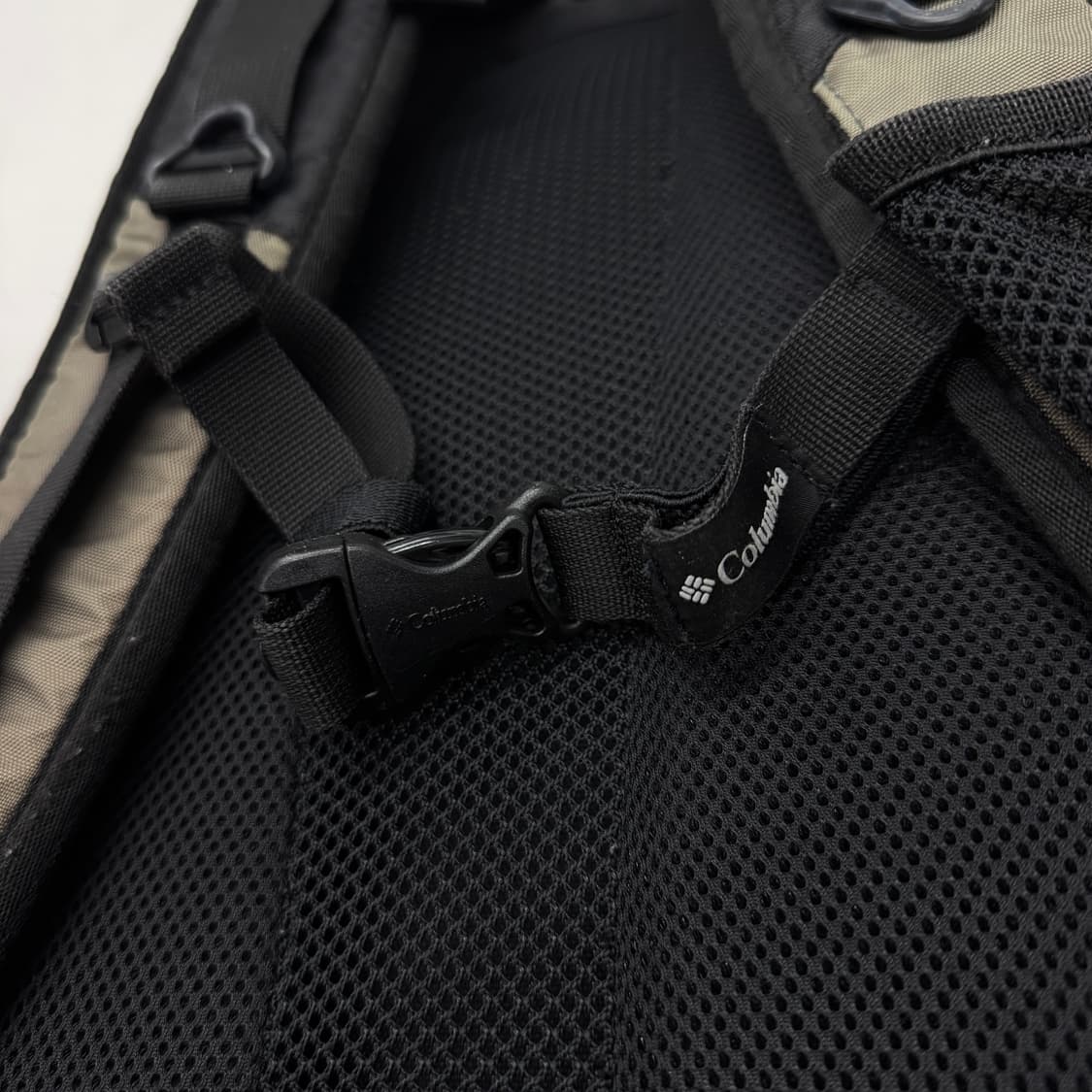 컬럼비아 고프코어 카키 배색 테크니컬 백팩 상품이미지7