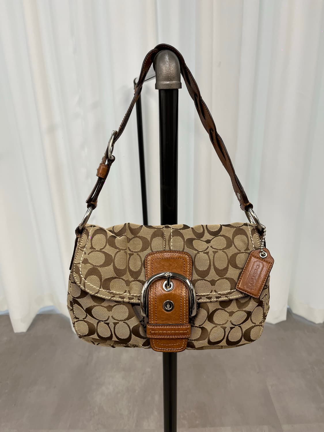 Coach Front Pocket Beige Solder Bag 상품이미지2