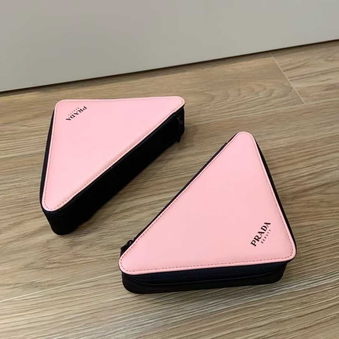 프라다뷰티 삼각 파우치 핑크 상품이미지1