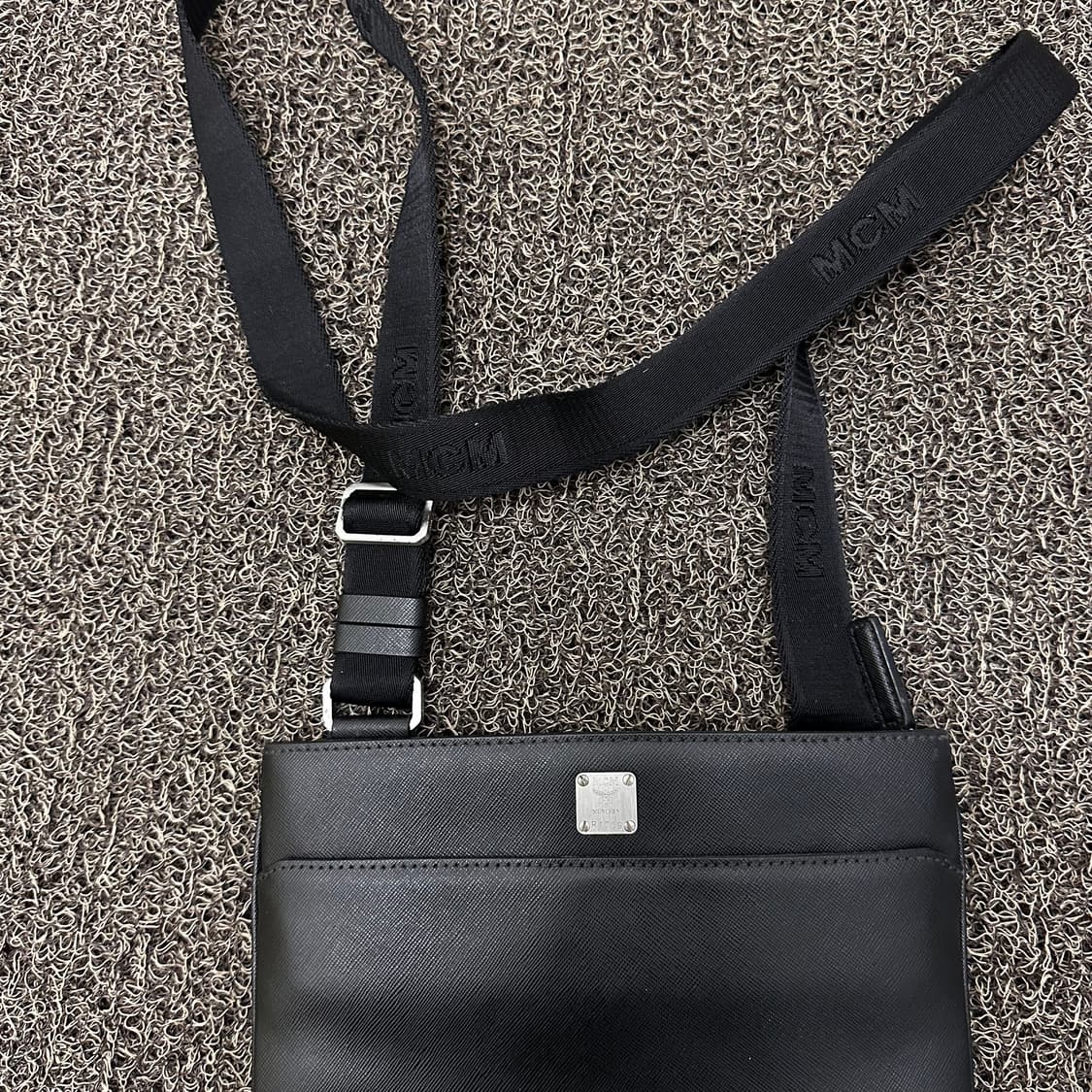 MCM 엠씨엠 미니 레더 미니 크로스백 블랙 상품이미지4